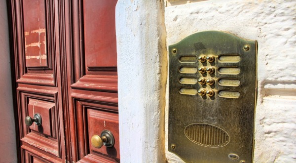 Notifica a persona non identificata presso residenza del destinatario: conseguenze e azioni esperibili