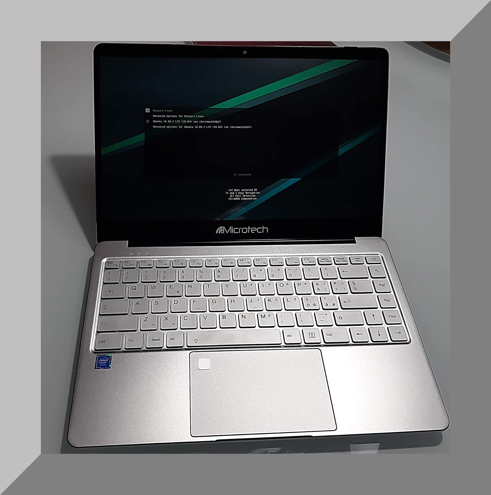 Installazione di una distribuzione Linux aggiuntiva in un computer con interfaccia UEFI a doppio disco SSD e Ubuntu preinstallato